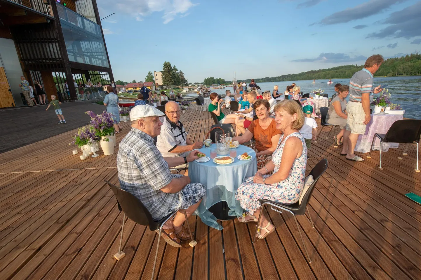 Kohvikuöö. Viljandi sõudeklubi kohvik.