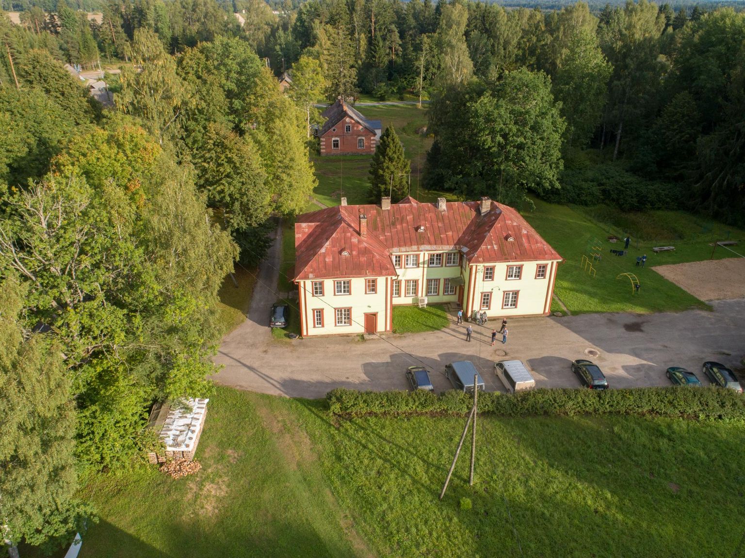 Vana-Kariste külamaja, endine koolimaja.