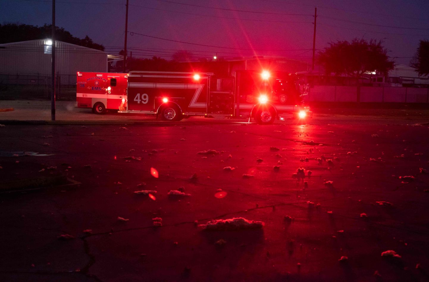 Tuletõrjujad ja päästeteenistuse sõidukid saabumas plahvatuspaigale Houstonis.