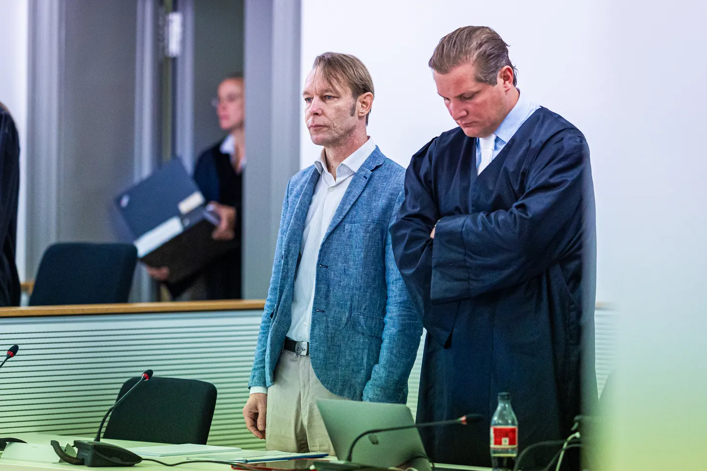Seksuaalkuritegudes süüdistatav Christian Brückner seisab sel kolmapäeval Brunswickis ringkonnakohtu hoone istungisaalis tehtud fotol oma kaitseadvokaadi Friedrich Fülscheri kõrval.