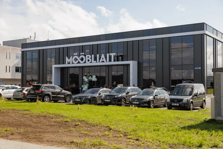 Так выглядит новое здание мебельного магазина сети Mööbliait. Буквы «o» в логотипе оформлены как знак бесконечности.