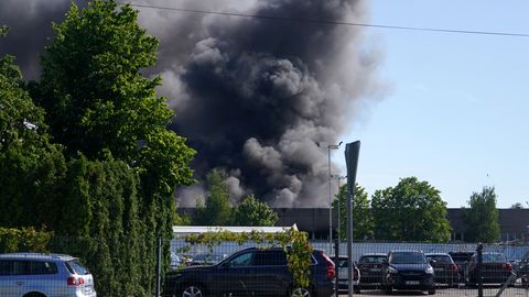 Ugunsdzēsēji likvidējuši plašo ugunsgrēku Kārļa Ulmaņa gatvē