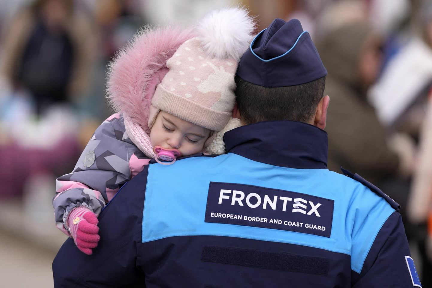 Frontexi teenistuja abistamas Ukraina põgenikke Ukraina-Slovakkia piiril. 