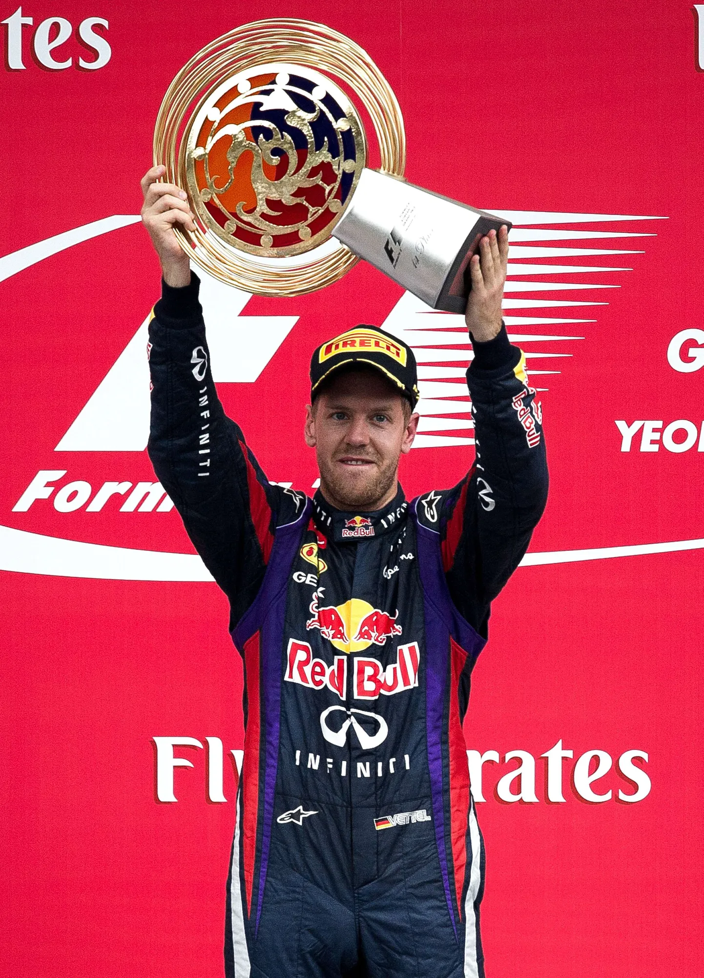 Sebastian Vettel Lõuna-Korea etapil võidetud karikaga.