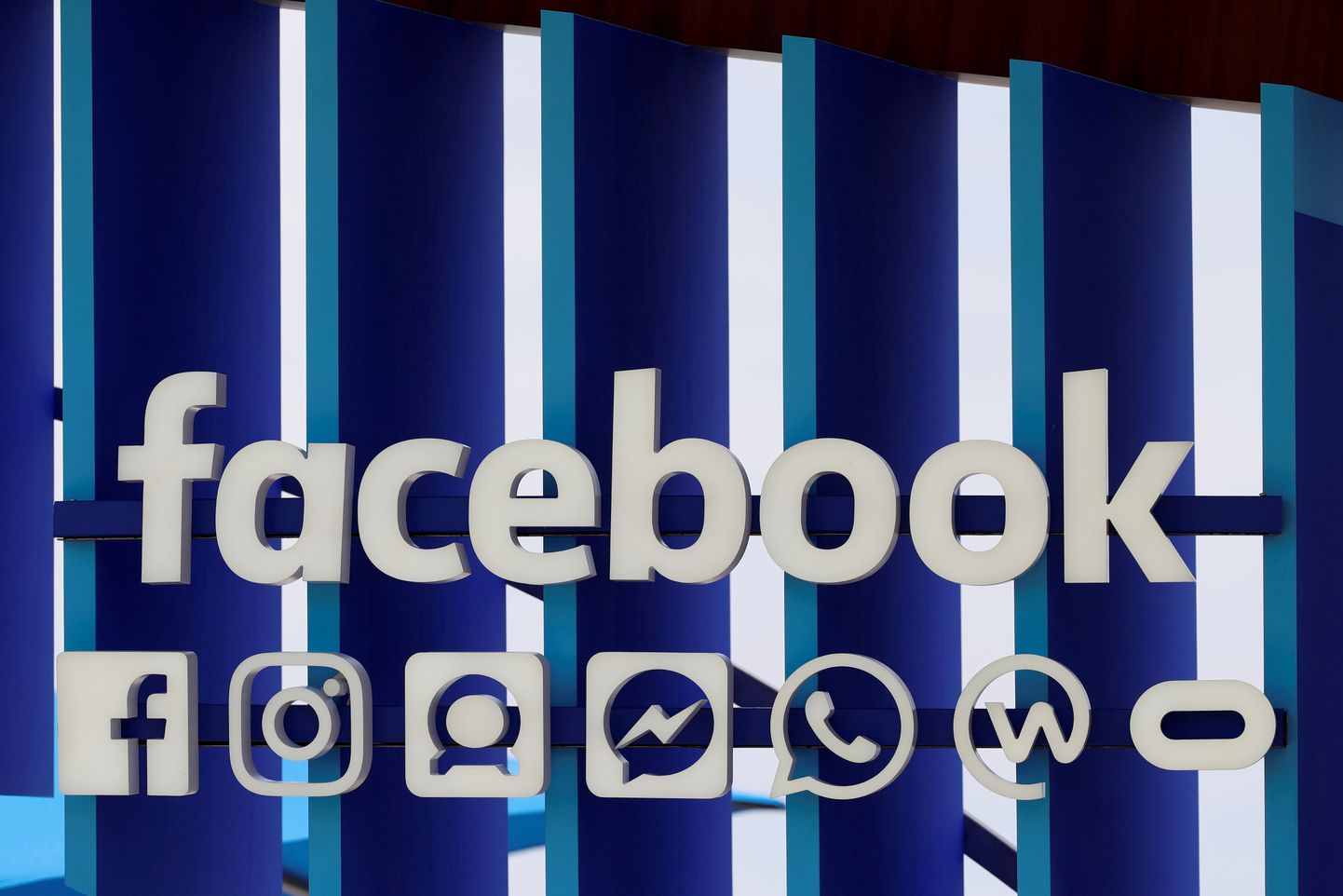Facebook omab mitmeid rakendusi, sealhulgas Messengeri, WhatsAppi ja Instagrami.