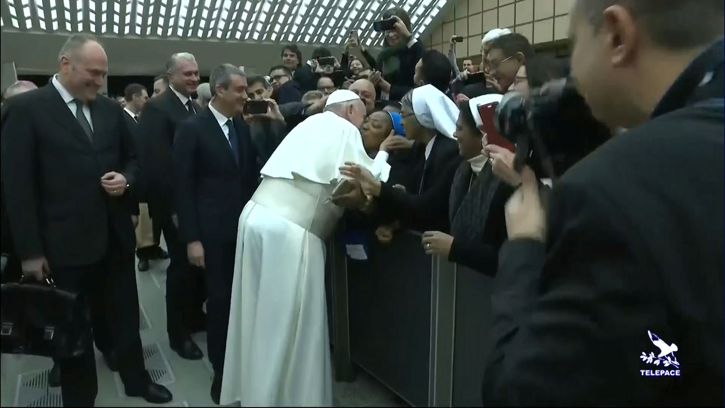 Paavst Franciscus suudles Vatikanis avalikul audientsil nunna