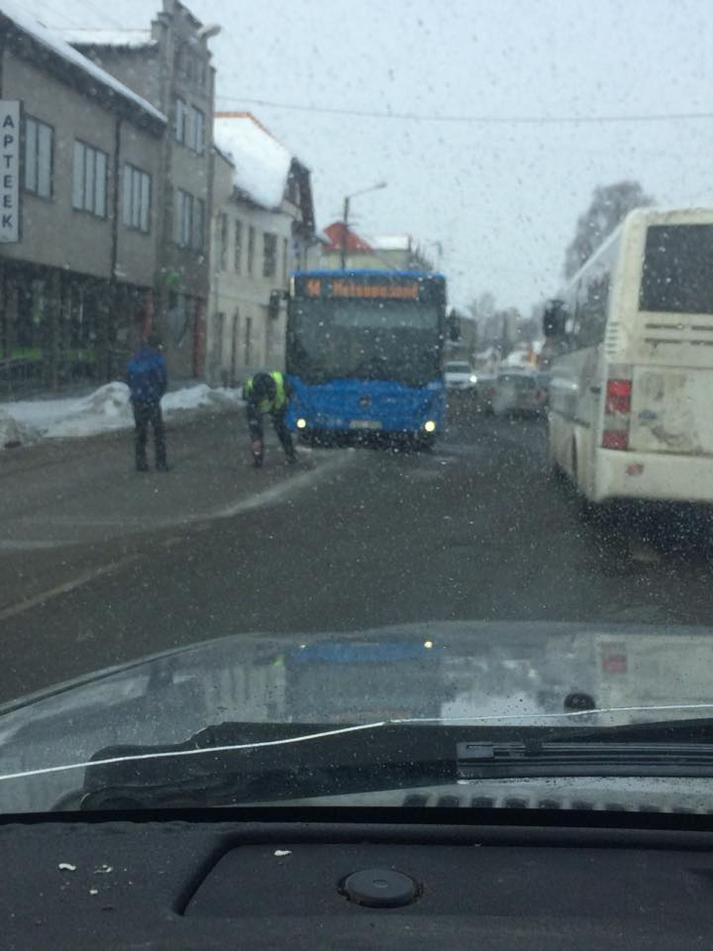 Täna keskpäeval põrkasid omavahel Riia maanteel kokku auto ja linnaliinibuss.