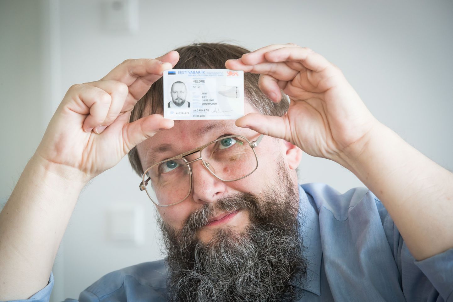 Riigi Infosüsteemi Ameti analüütik Anto Veldre oma ID-kaardiga.