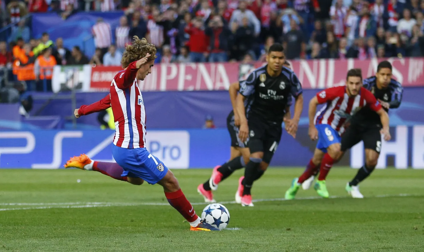 Antoine Griezmann kohtumises Madridi Reali vastu penaltit sooritamas.