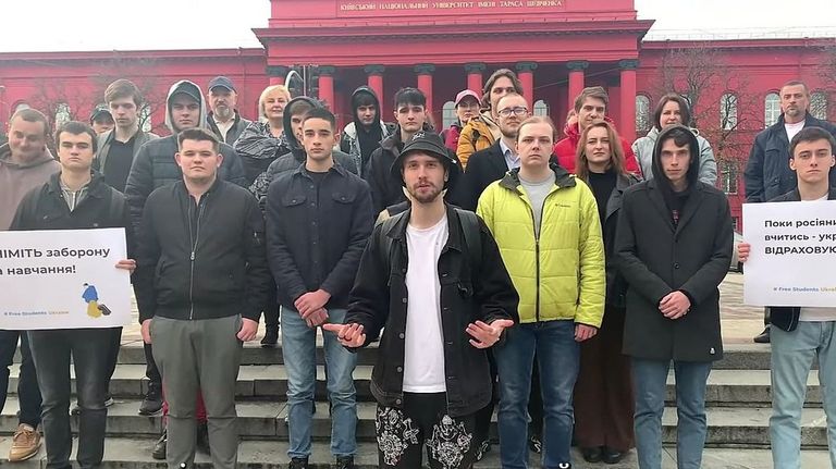 Студенты иностранных вузов в парке имени Тараса Шевченко протестуют против запрета на выезд студентов за границу.