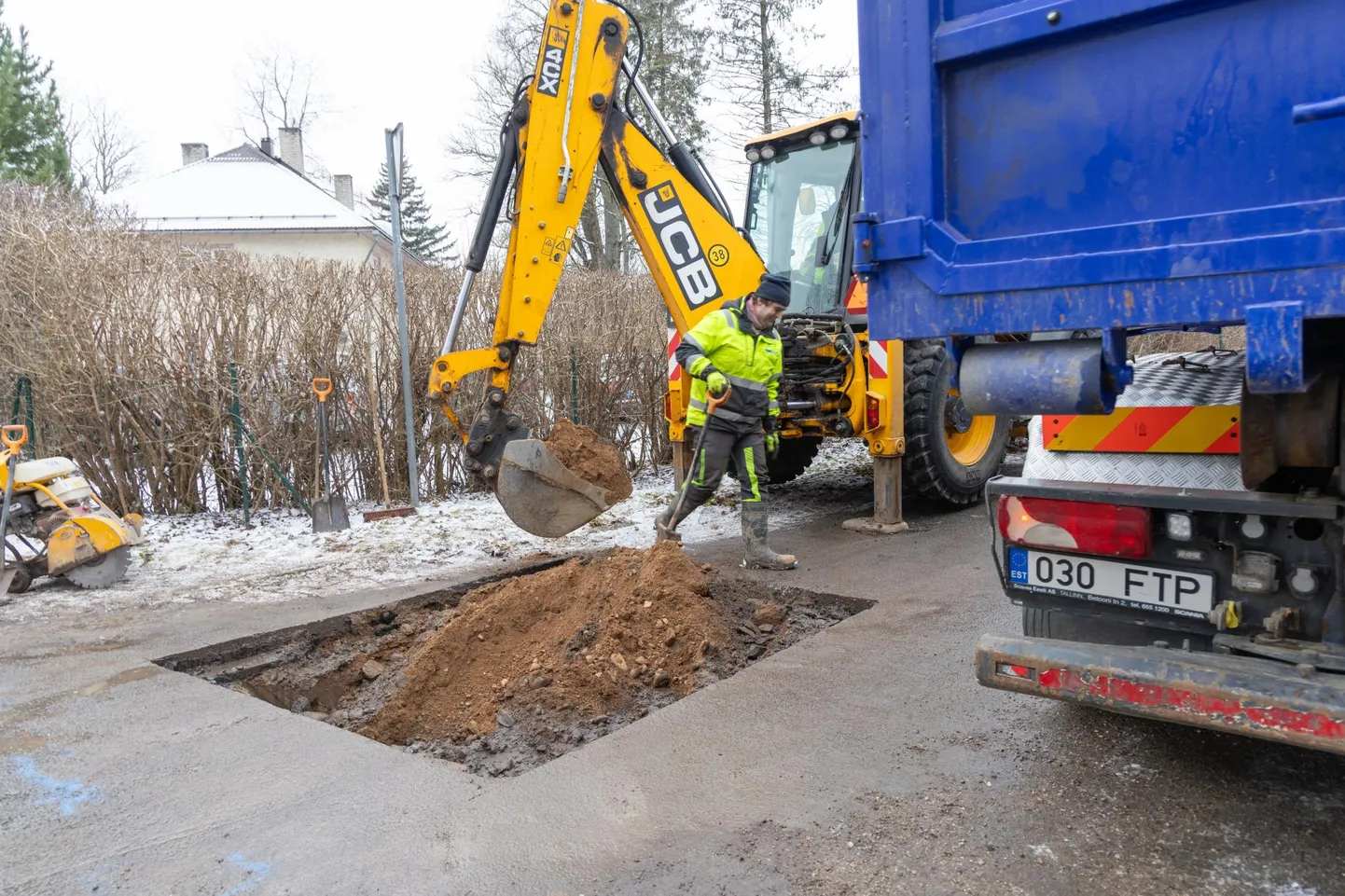 Töömehed peavad lõhkenud toru maa seest välja kaevama, et seda parandada saaks.