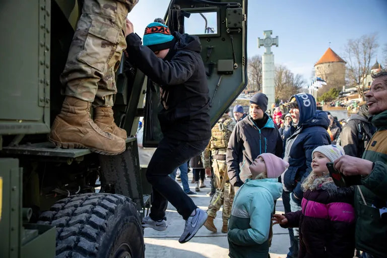 Американский военнослужащий выходит из кабины реактивной системы залпового огня HIMARS 24 февраля этого года в Таллинне во время празднования Дня независимости Эстонии.