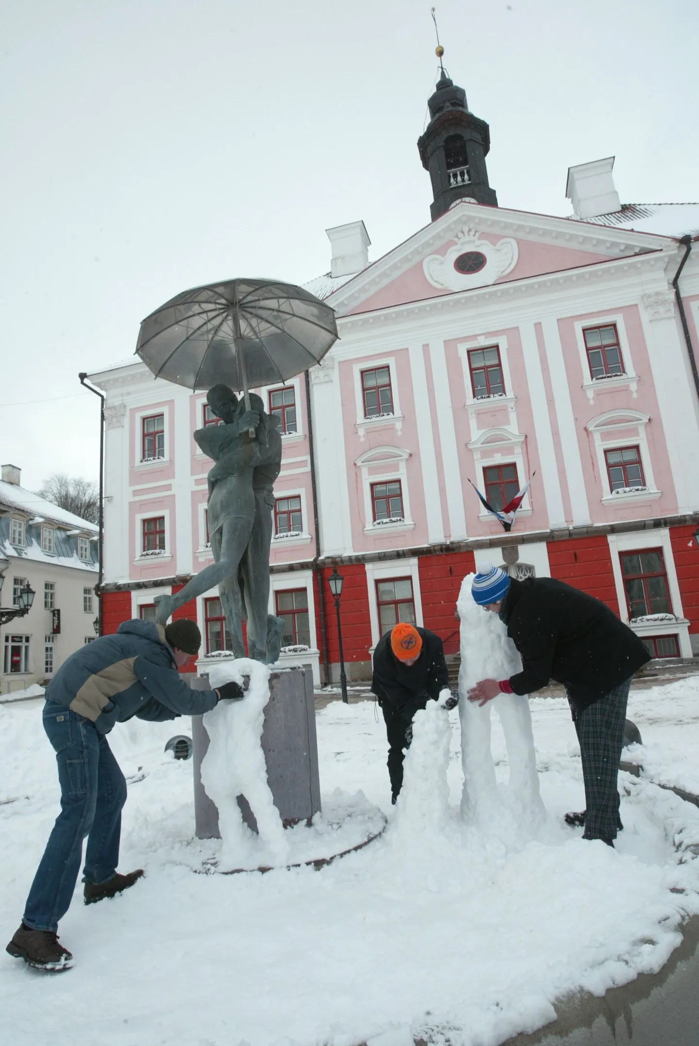 Lumeskulptuure meisterdasid tartlased ka kaks aastat tagasi. Pildil Raekoja platsil Hugo Treffneri gümnaasiumi tollased 12. klassi õpilased vasakult Martin Bek, Eero Ränik ja Uku Pütsepp.