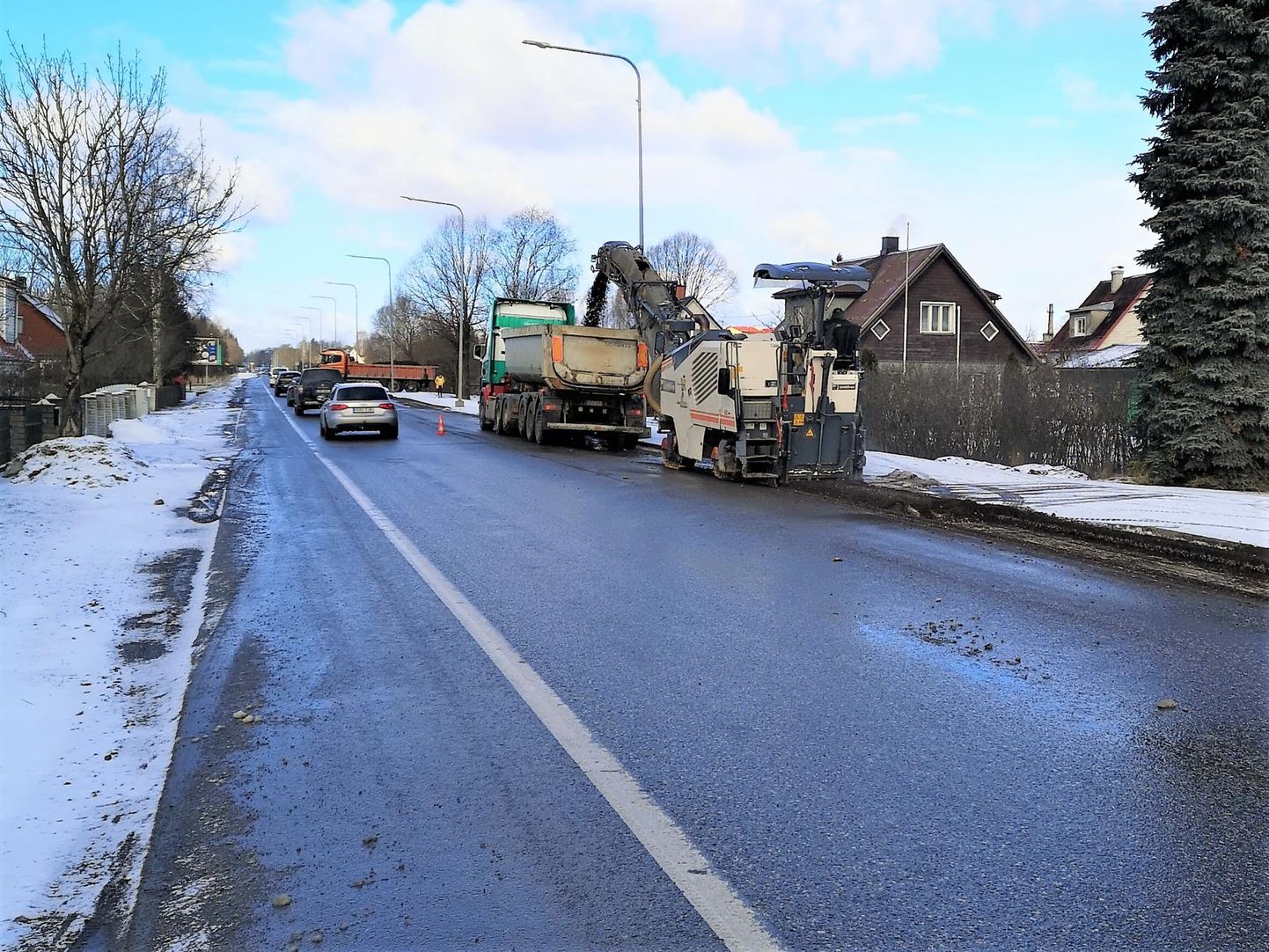 Tallinna maantee, mis praegu kohati hüplik, peaks Võrus juuni lõpuks korda saama.