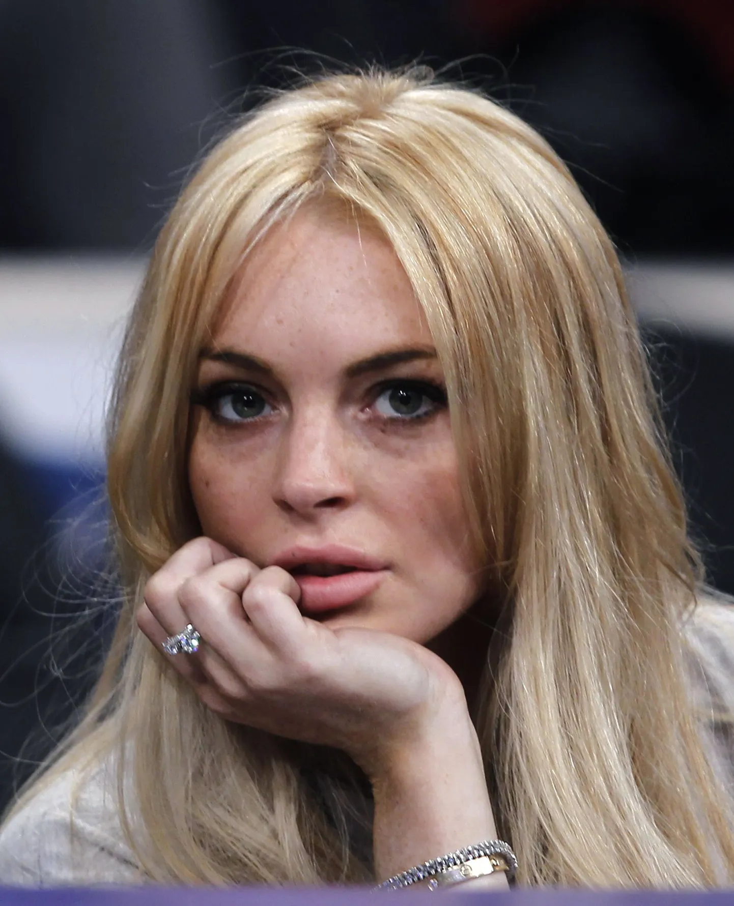 Actress Lindsay Lohan sits courtside before the NBA basketball game between the New York Knicks and the Los Angeles Lakers  in Los Angeles, California, in this January 9, 2011 file photo. Police are investigating Lohan in connection with the theft of a $2,500 necklace from a boutique, but the piece of jewelry has been returned, police said on February 2, 2011. REUTERS/Lucy Nicholson (UNITED STATES - Tags: SPORT CRIME LAW HEADSHOT ENTERTAINMENT)