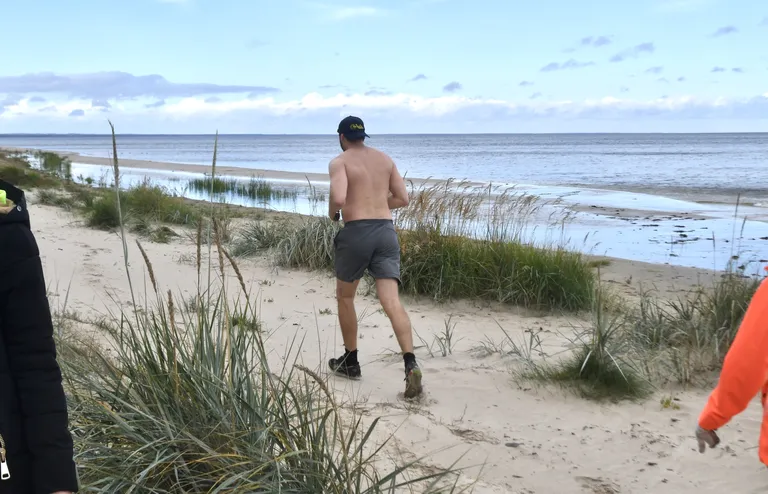 Бег вдоль кромки воды - спорт у жителей Рагациемса в почете!