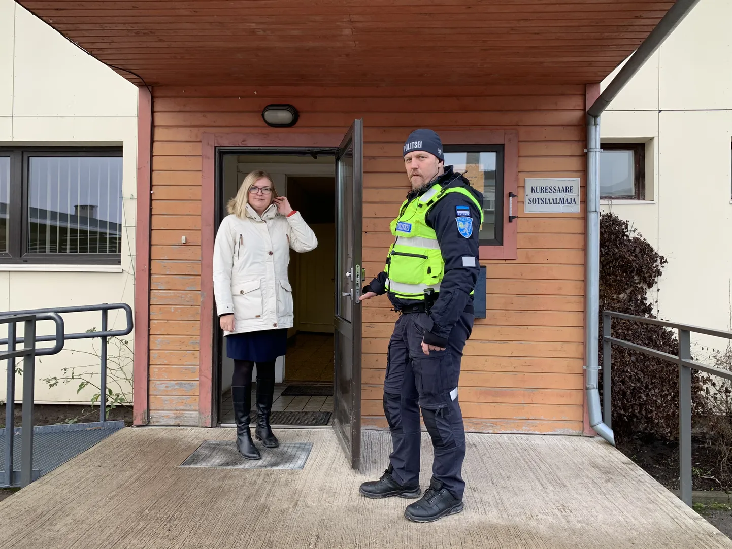 MARILI NIITS JA MEELIS JUHANDI Kuressaare sotsiaalmaja ees.