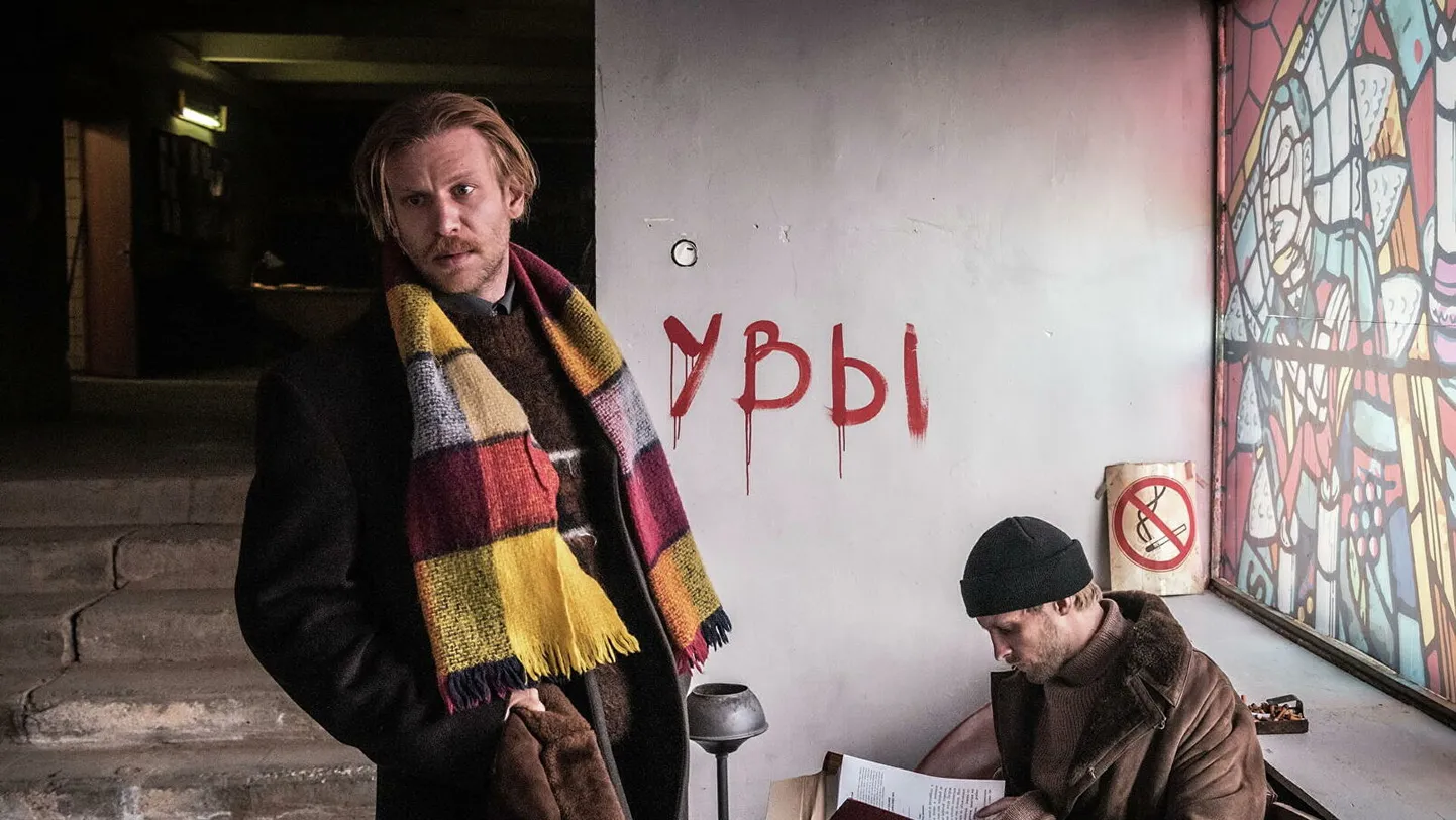 Писатель Сергей (Иван Дорн) и Петров (Семен Серзин) после того, как рукопись отвергли.