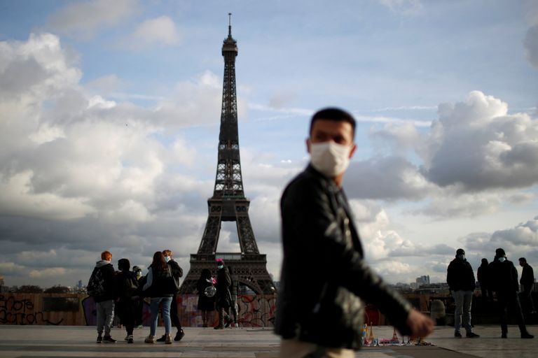 Maskis pariislased Eiffeli torni juures Trocadero väljakul jaanuaris 2022