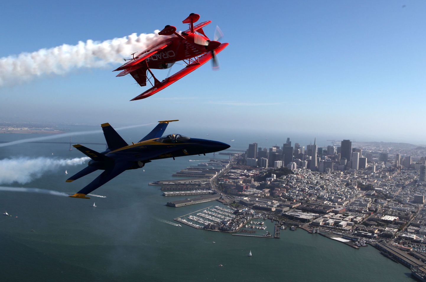 Lennukid trikitavad San Francisco lahe kohal.