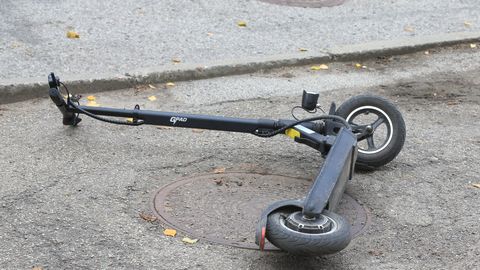 Autojuht sõitis ristmikul otsa tõukeratturile
