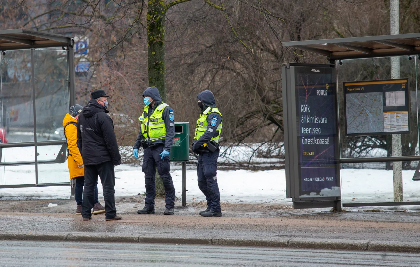 Terviseamet kontrollis koos politseiga bussisõitjate maskikandmist. Neile, kellel maski ei olnud, pakuti esialgu lahkelt tasuta maski.