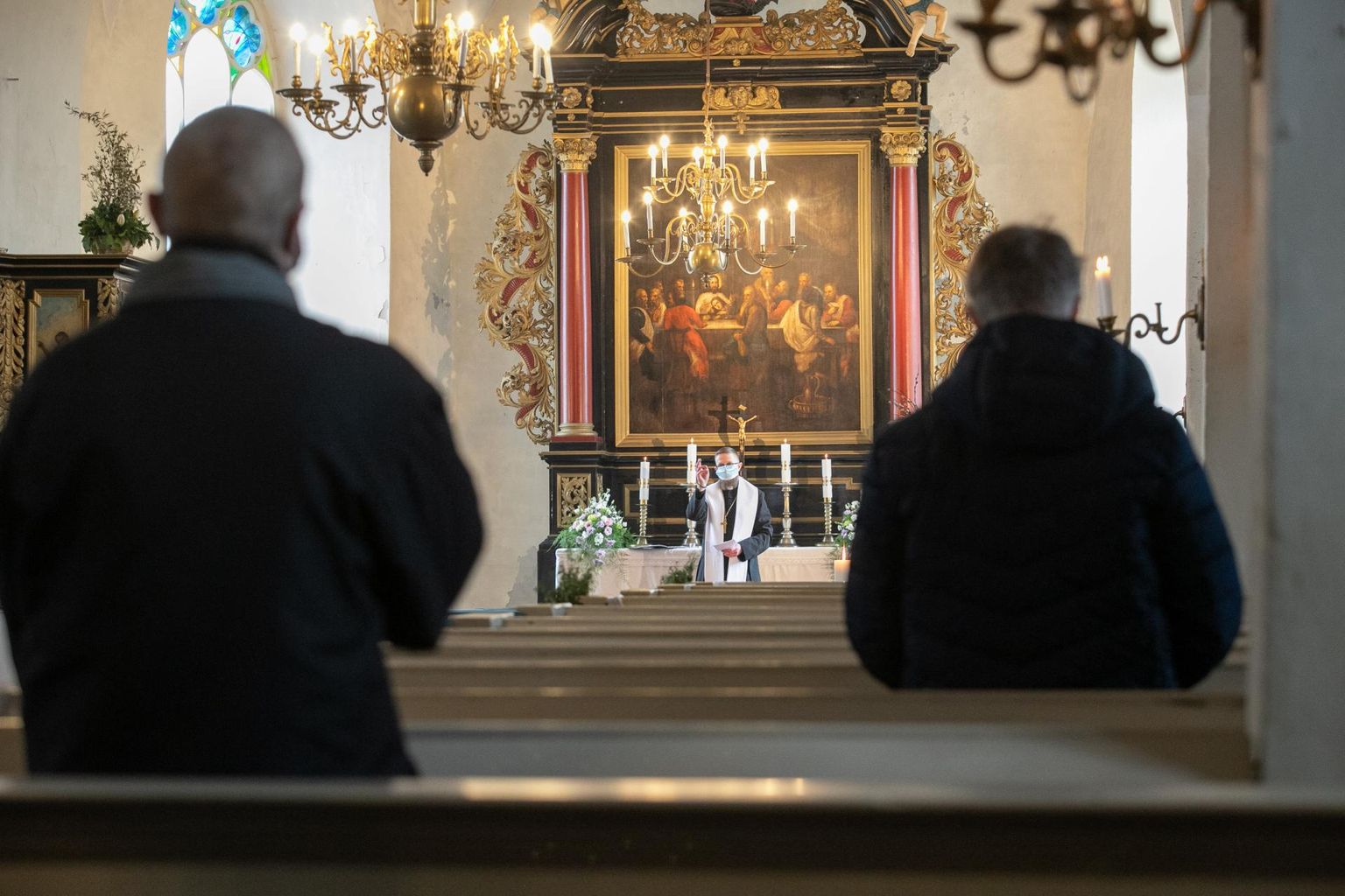 Täna toimus Rakvere Kolmainu kirikus ülestõusmispühade auks lihtne palvus. Pühakoda oli peaaegu inimtühi.