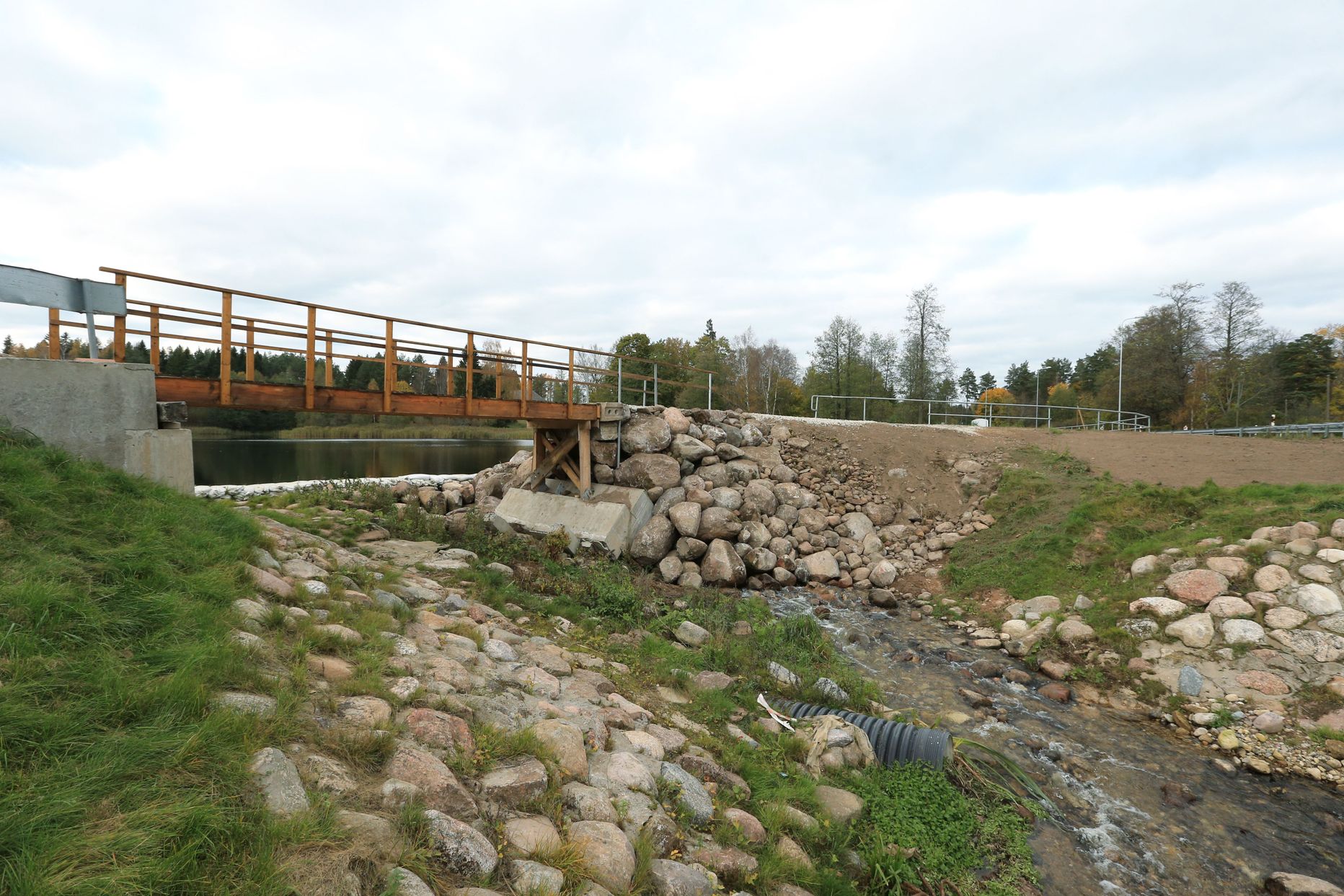 Läinud nädalavahetusel ehitasid Alatskivi elanikud üle jõe ajutise silla.