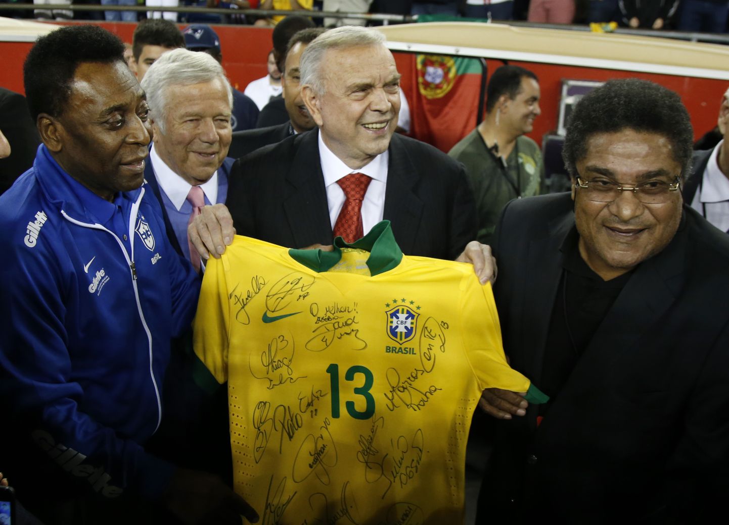 Karjääri hiilgehetkedel võis Jose Maria Marin (keskel) poseerida koos jalgpallilegendide Pelé ja Eusebioga, nüüd peab aga maailma vaatama trellide tagant.