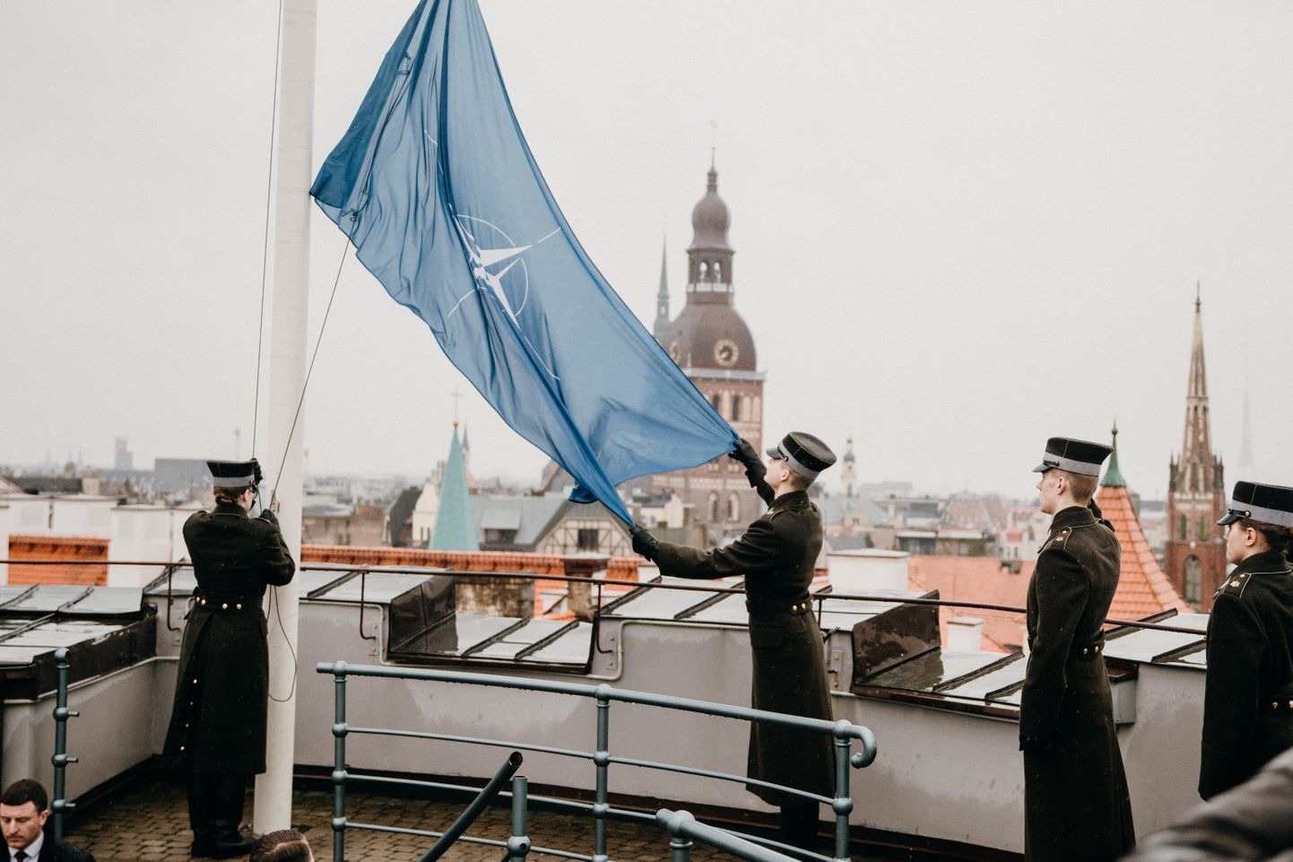 Valsts prezidents piedalās NATO karoga pacelšanas ceremonijā