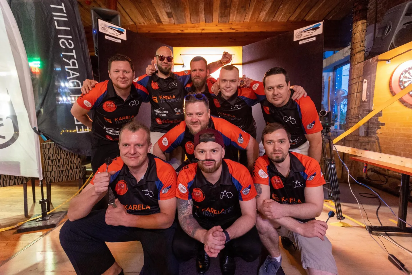 Kreisi nooleklubi hüüdlause on «Go kreisi or go home!». Tagareas vasakult Taavi Treier, Rasmus Eelmaa, Heiki Siider, Rando Siimer ja Rajar Kurro, keskel Kris Randväli, esireas vasakult Mirko Meister, Fred Loopere ja Timmu Luts. Puudub klubi president Roman Zarovski.