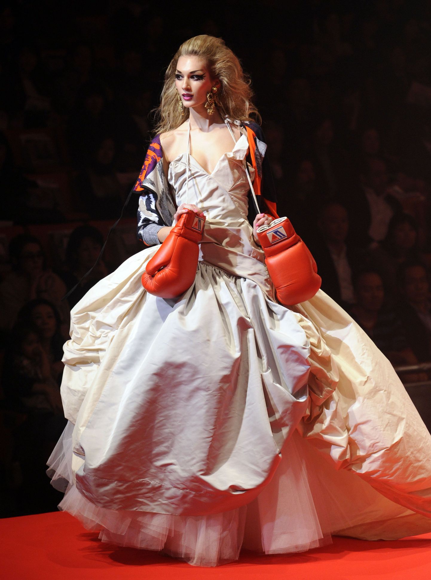 Vivienne Westwoodi kleit poksihimulisele pruudile.
