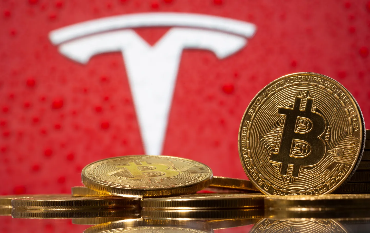 Tesla ja Bitcoini logo.