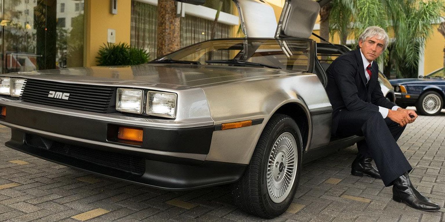 John Zachary DeLorean (Lee Pace) omanimelise unistuste autoga. Filmis ei näe me kordagi sõitvat DeLoreani.