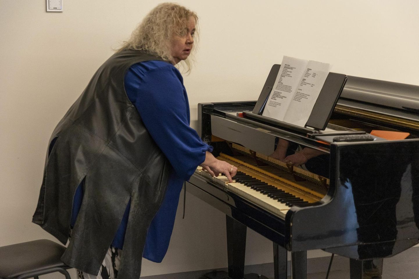 Tuntud lauluõpetaja Thea Paluoja püüdis Hillar Hanssoo kooli vanast klaverist muusikapäeval helisid välja võluda.