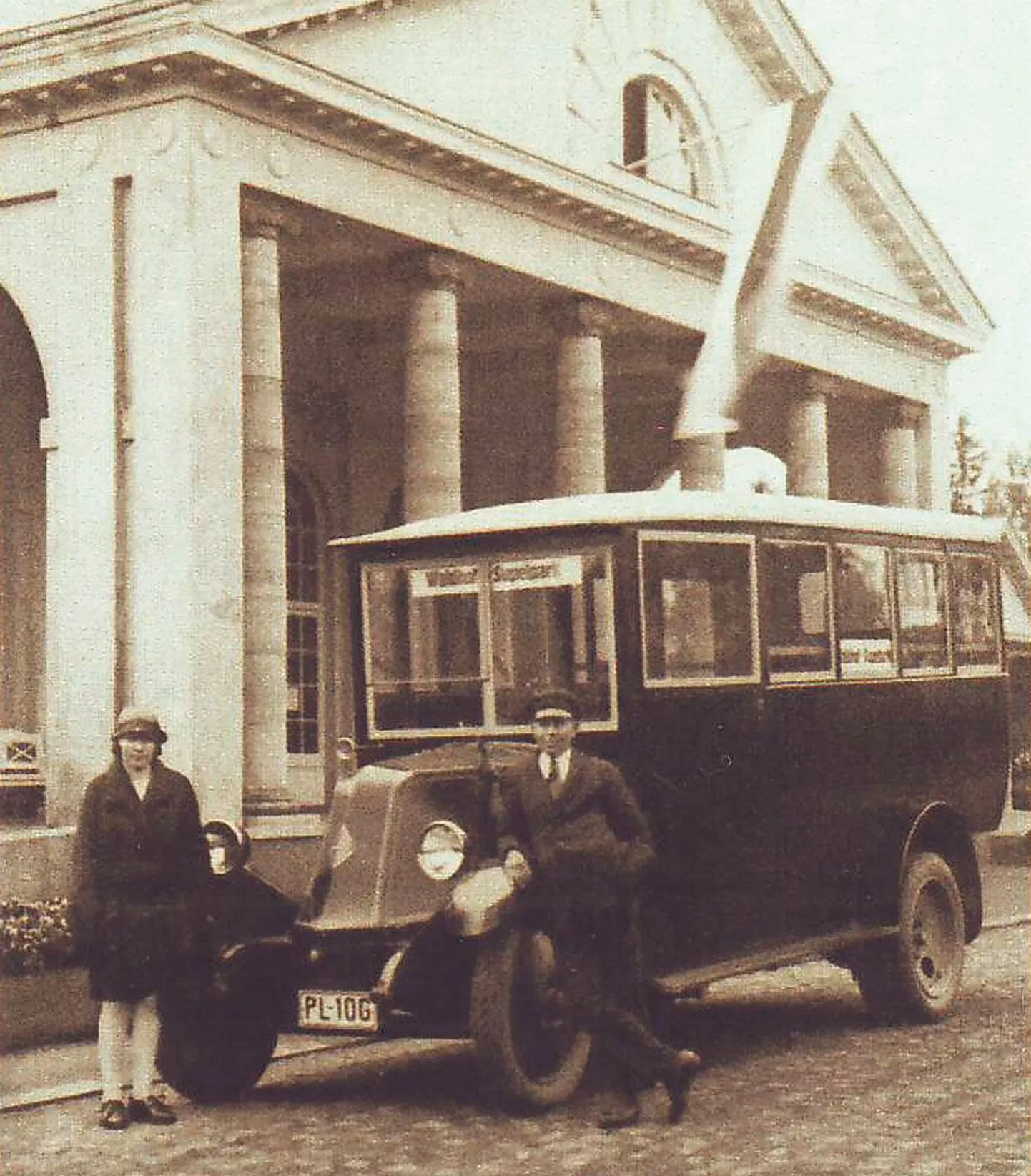 Waldhofi–Supelpargi liinil sõitnud autobuss Pärnu mudaravila ees.