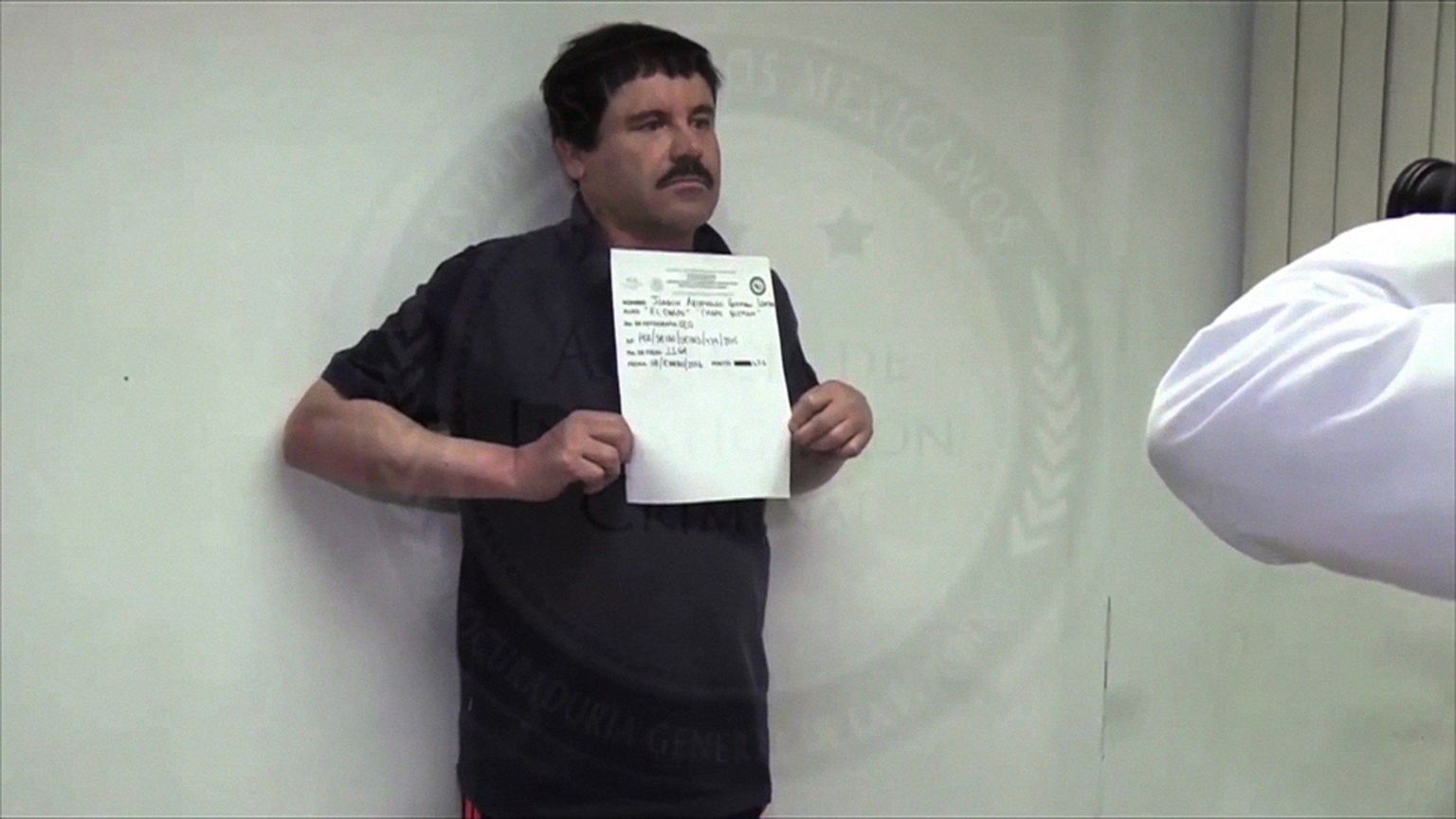 Kinnipeetud Mehhiko narkoparun Joaquin «El Chapo» Guzmán Mehhiko peaprokuratuuri hoones