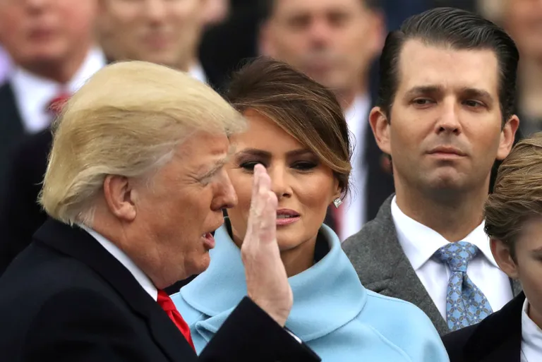 Donald Trump, Melania Trump ja Donald Trump Jr. ametissevannutamisel.