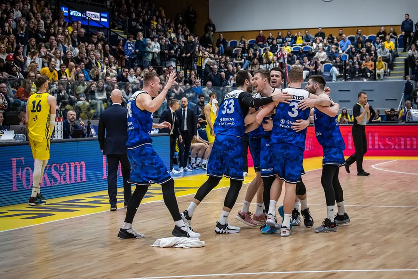Võidukas Eesti koondis pärast Rootsi 72:71 alistamist.