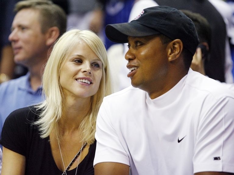 Kui kõik oli veel (pealtnäha) hästi. Woods ja tema toonane abikaasa Elin Nordegren NBA korvpallimängul.