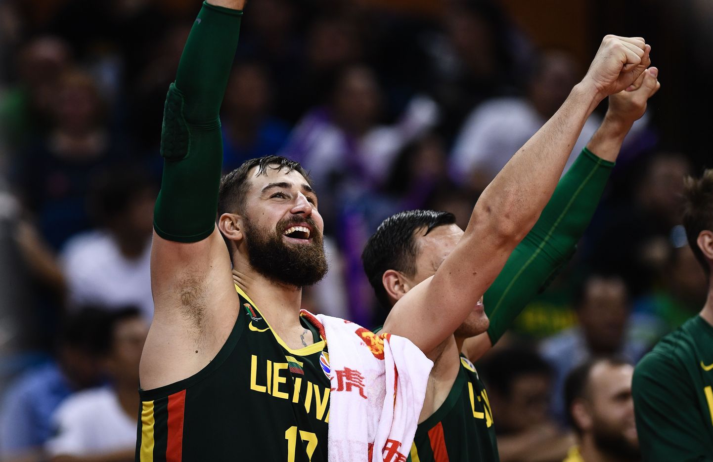 Pole kindel, kas NBAs mängiv Jonas Valanciunas (vasakul) saab Leedut olümpiakvlaifikatsiooniturniiril aidata