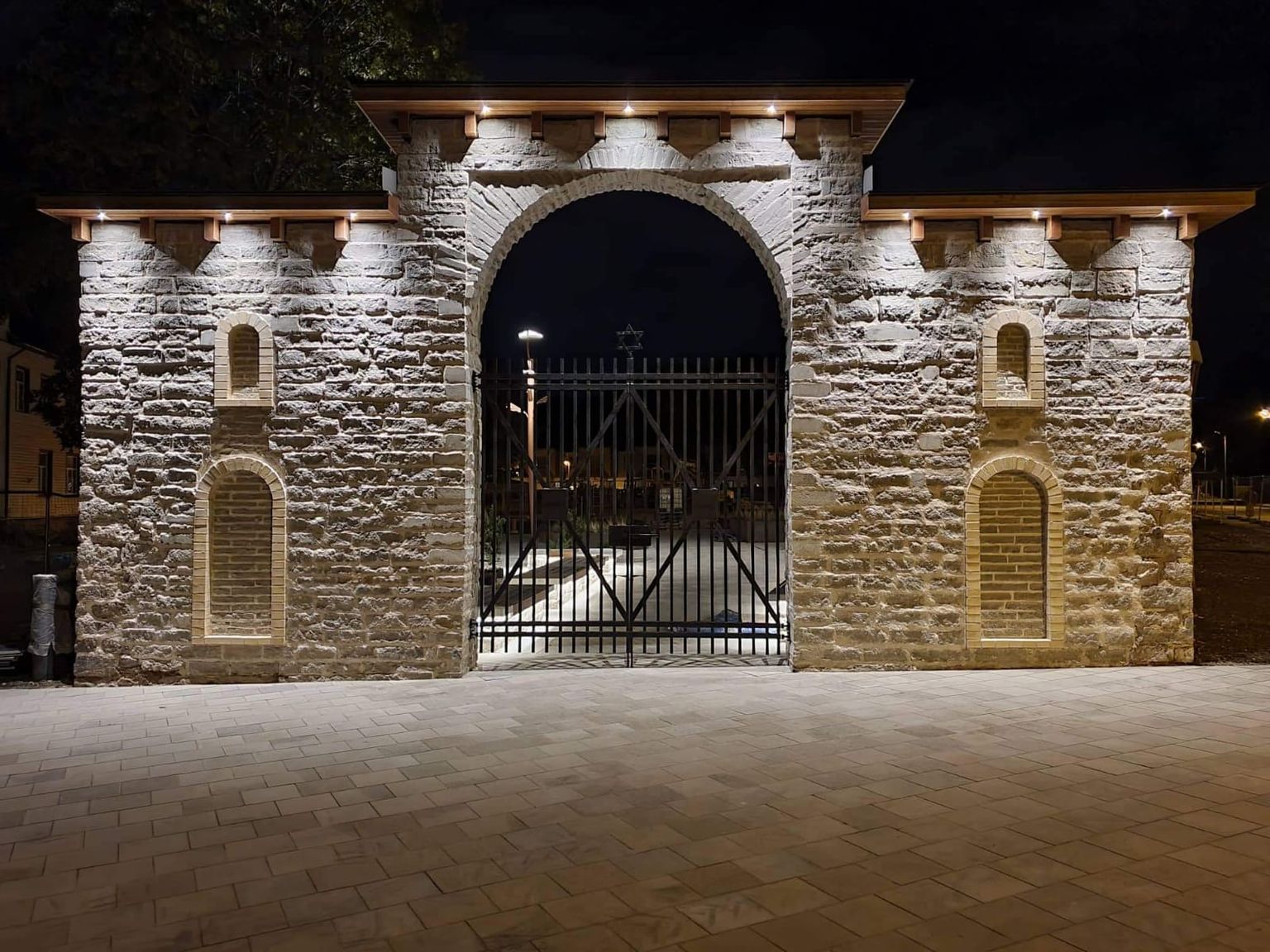 Отреставрированы стены и воссоздана арка ворот старого еврейского кладбища.