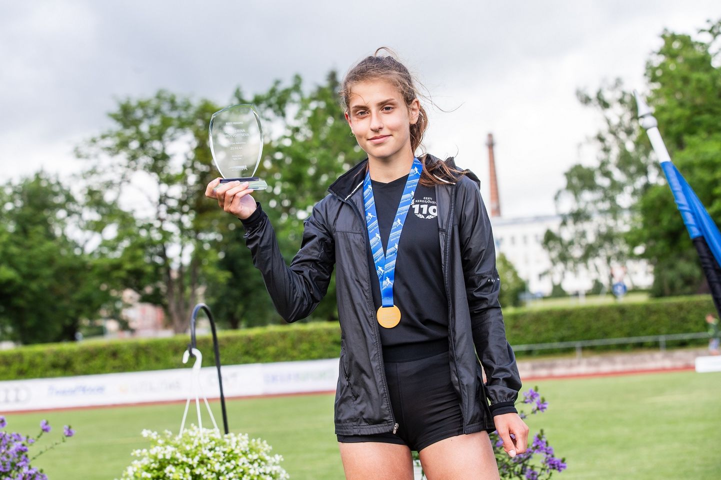 Eesti meistrivõistlustel 10 000 meetrii käimises võimsa Eesti rekordii püstitanud Jekaterina Mirotvortsevaga ei suutnud sammu pidada ükski meeskäija.