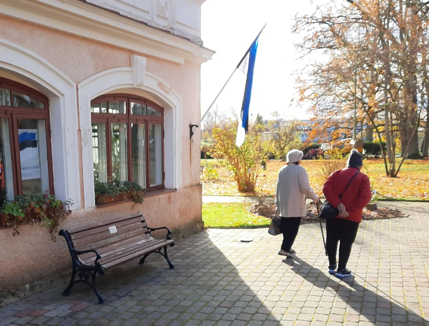 Armilde Põder (vasakul) ja Maie Kotova jalutasid Kärstna mõisas asuvasse jaoskonda, et oma valik teha. Ikka õigel päeval ja korralikult paberil.
