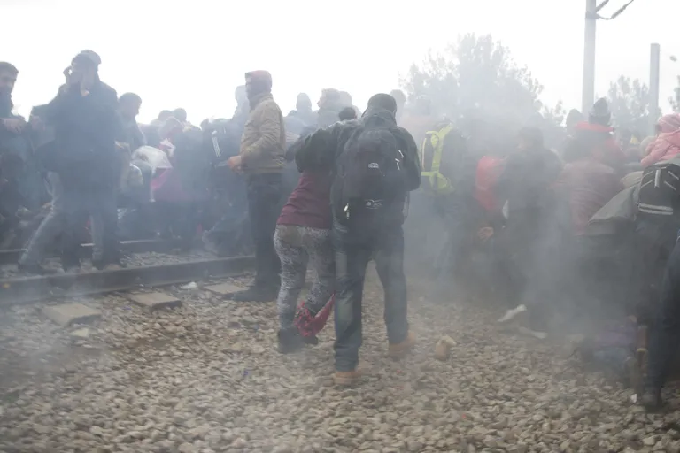 Migrandid Kreeka pool piiri pärast Makedoonia võimude pisargaasilaskmist. Fotod: Scanpix