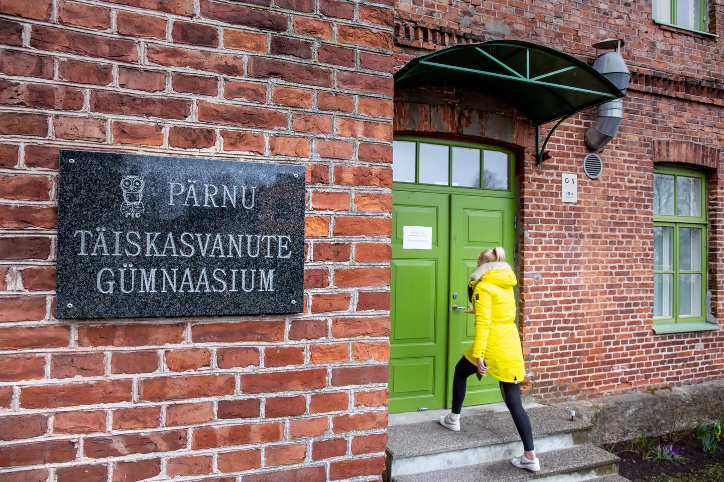Signe Tohv kirjutab enda ja Pärnu täiskasvanute gümnaasiumi õpetajate nimel, et nüüdseks on koolo hoolekogu, töötajad, õppijad ja vilistlased seisukohal, et parim viis pakkuda täiskasvanud õppijale mitmekesiseid õppimisvõimalusi on jätkata iseseisva üksusena.