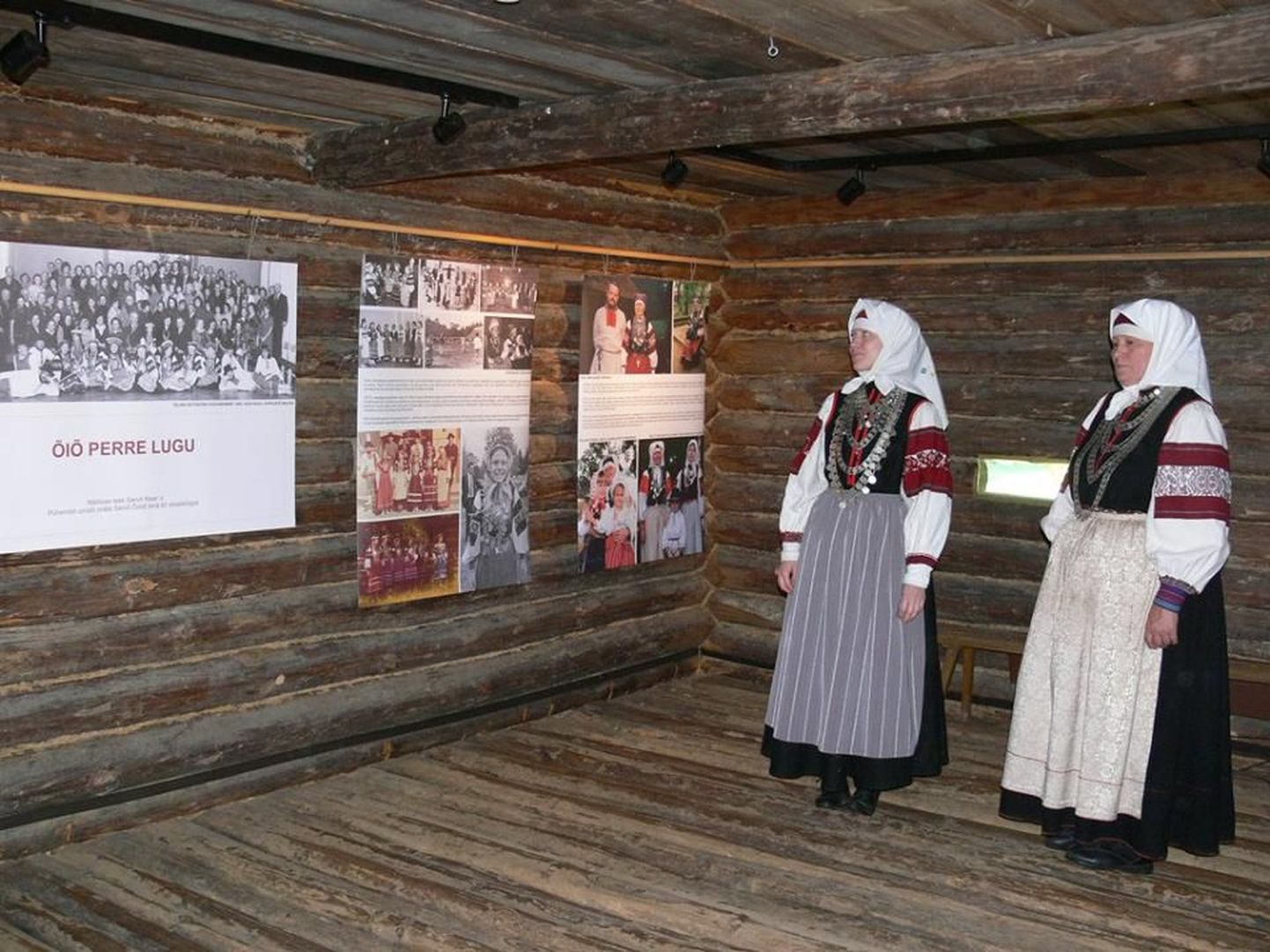 Maarja ja Õie Sarv näituse avamisel Seto Talumuuseumis