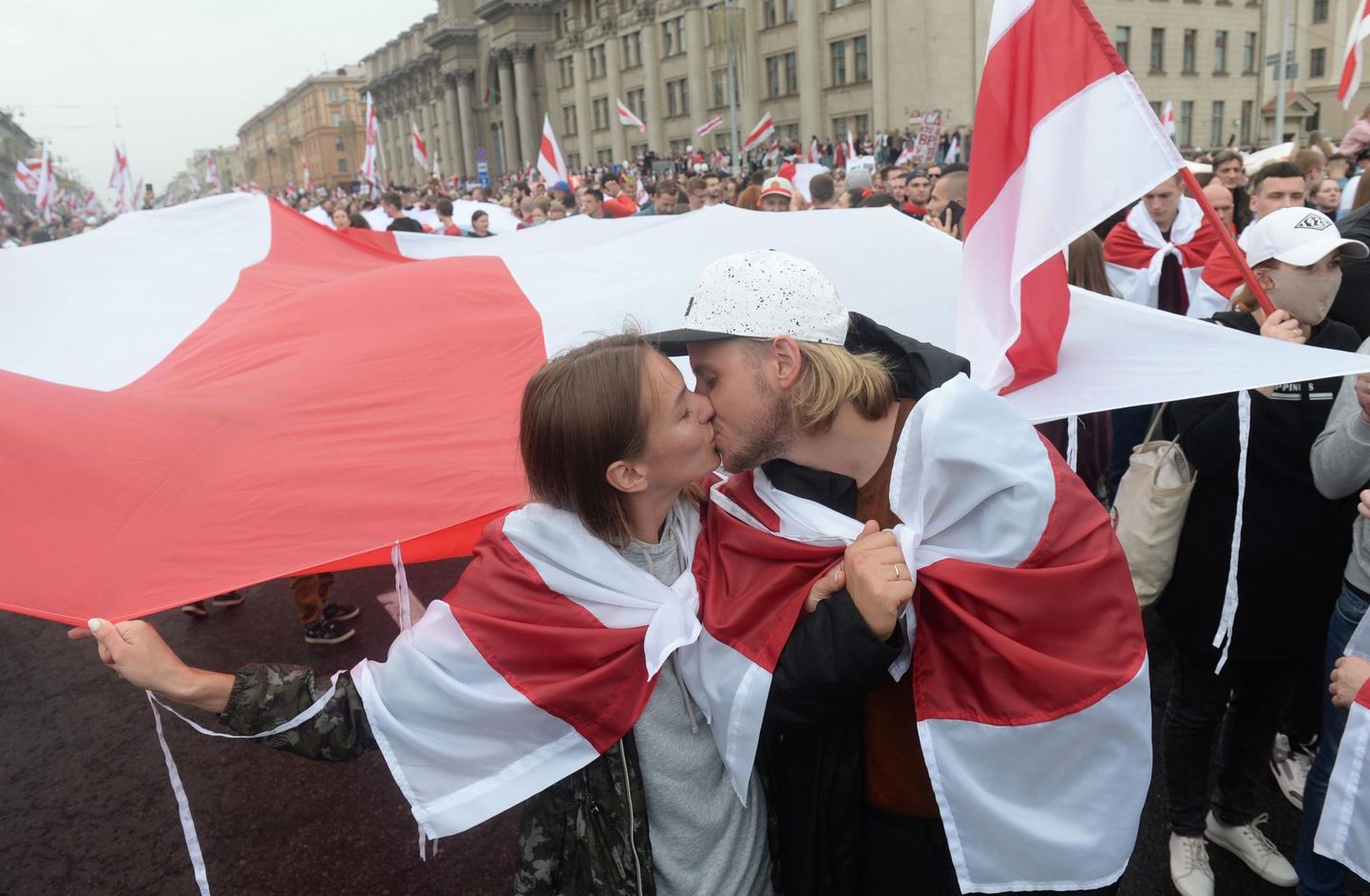 Opositsiooniaktivistid Valgevene lippudega Minski tänavatel.
