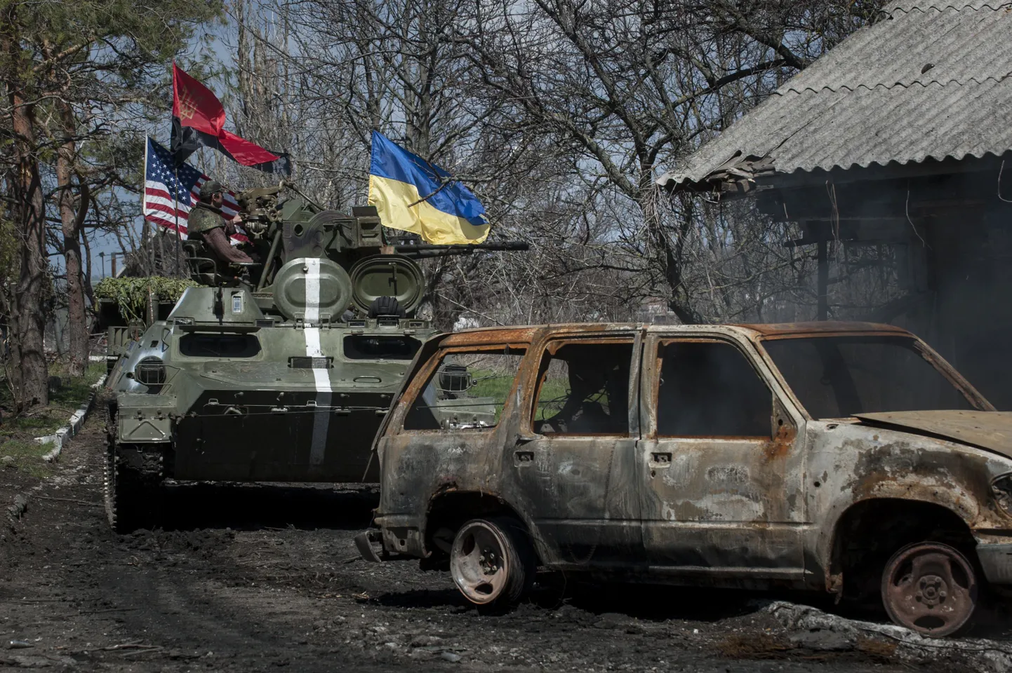 Ukraina soomuk USA, Parem Sektori ning Ukraina lipuga Šõrokõnes 15. aprillil.
