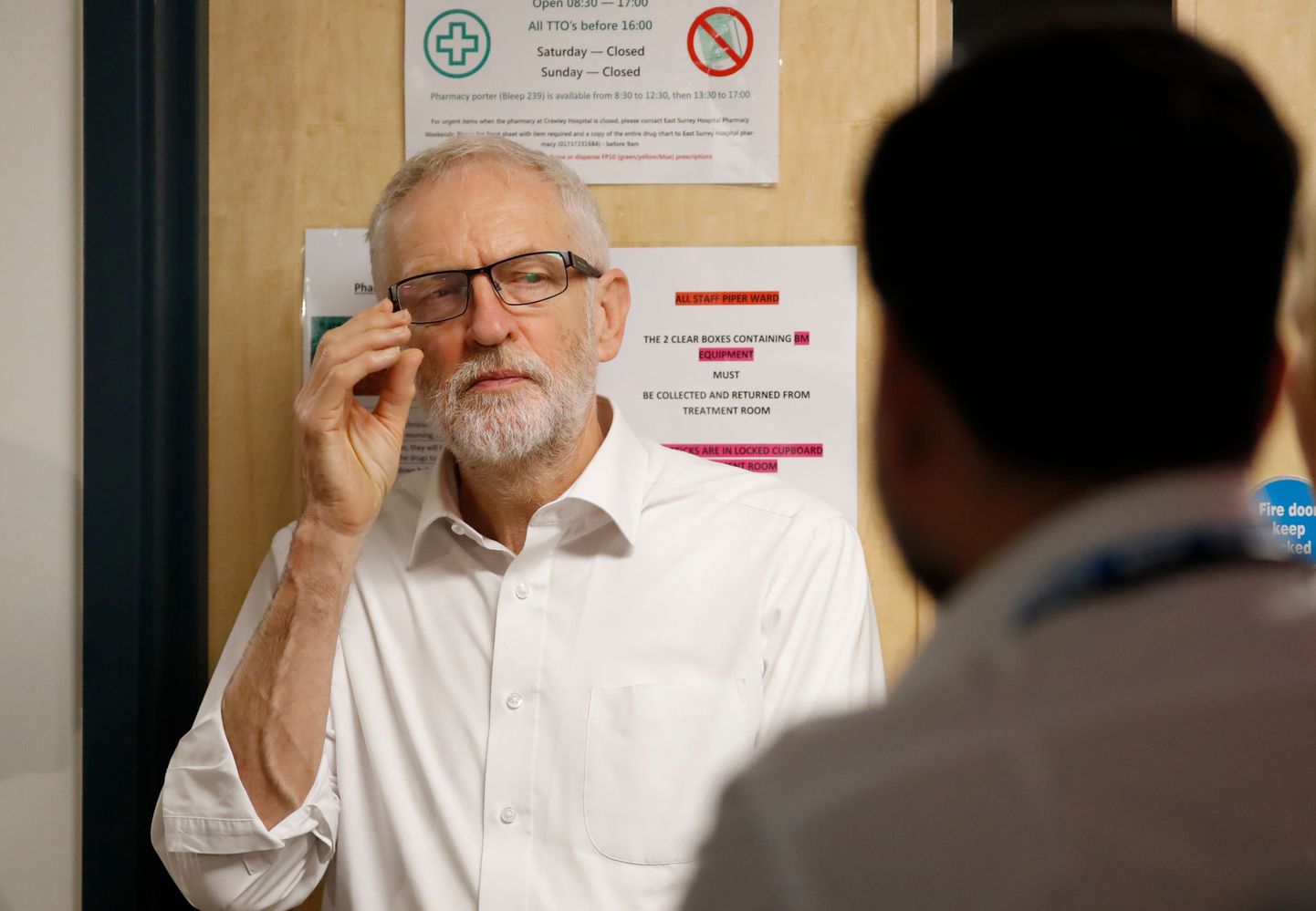 Lielbritānijas opozīcijas līderis Džeremijs Korbins tiekas ar slimnīcas darbiniekiem, pirms priekšvēlēšanu kampaņas uzsākšanas.